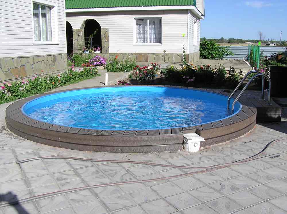 Круглый бассейн с террасной доской