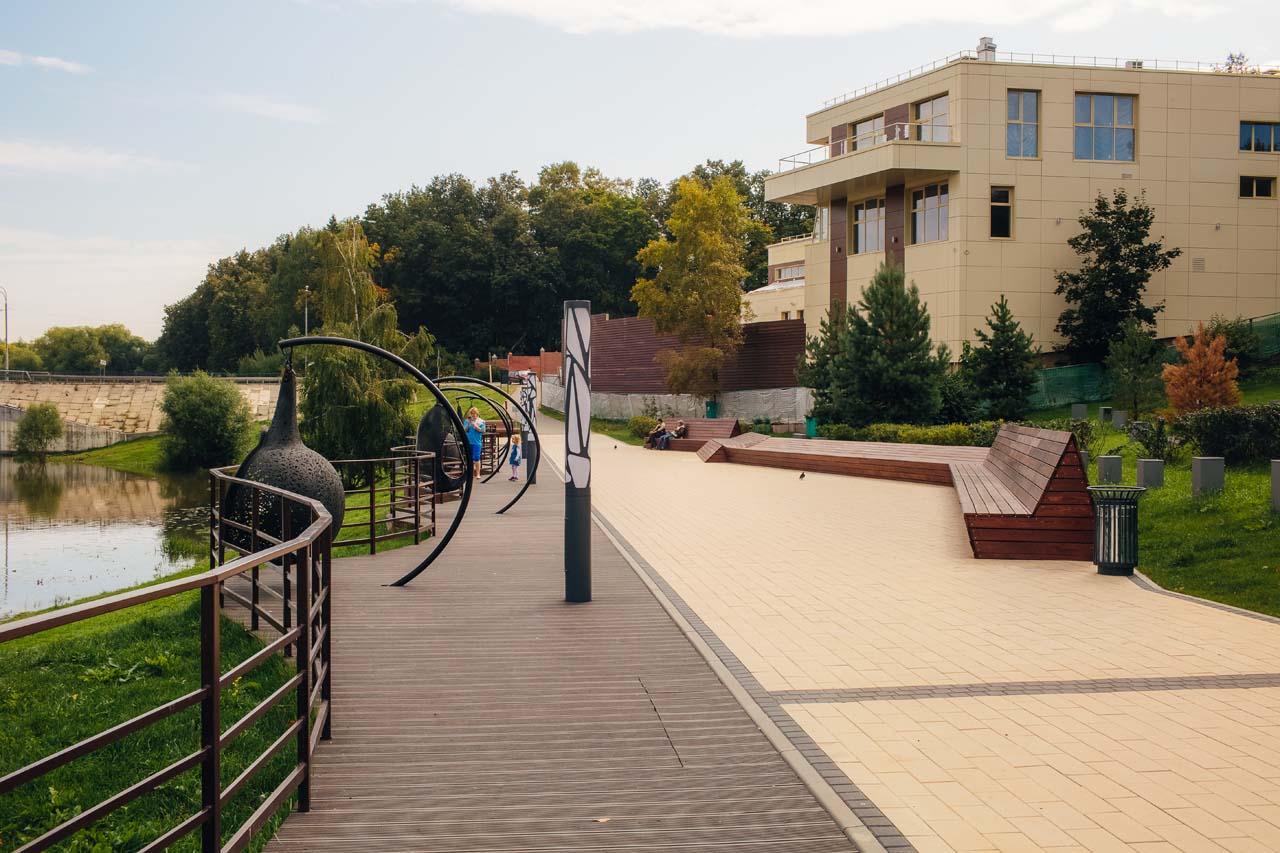 Как используются террасные покрытия в парках Москвы