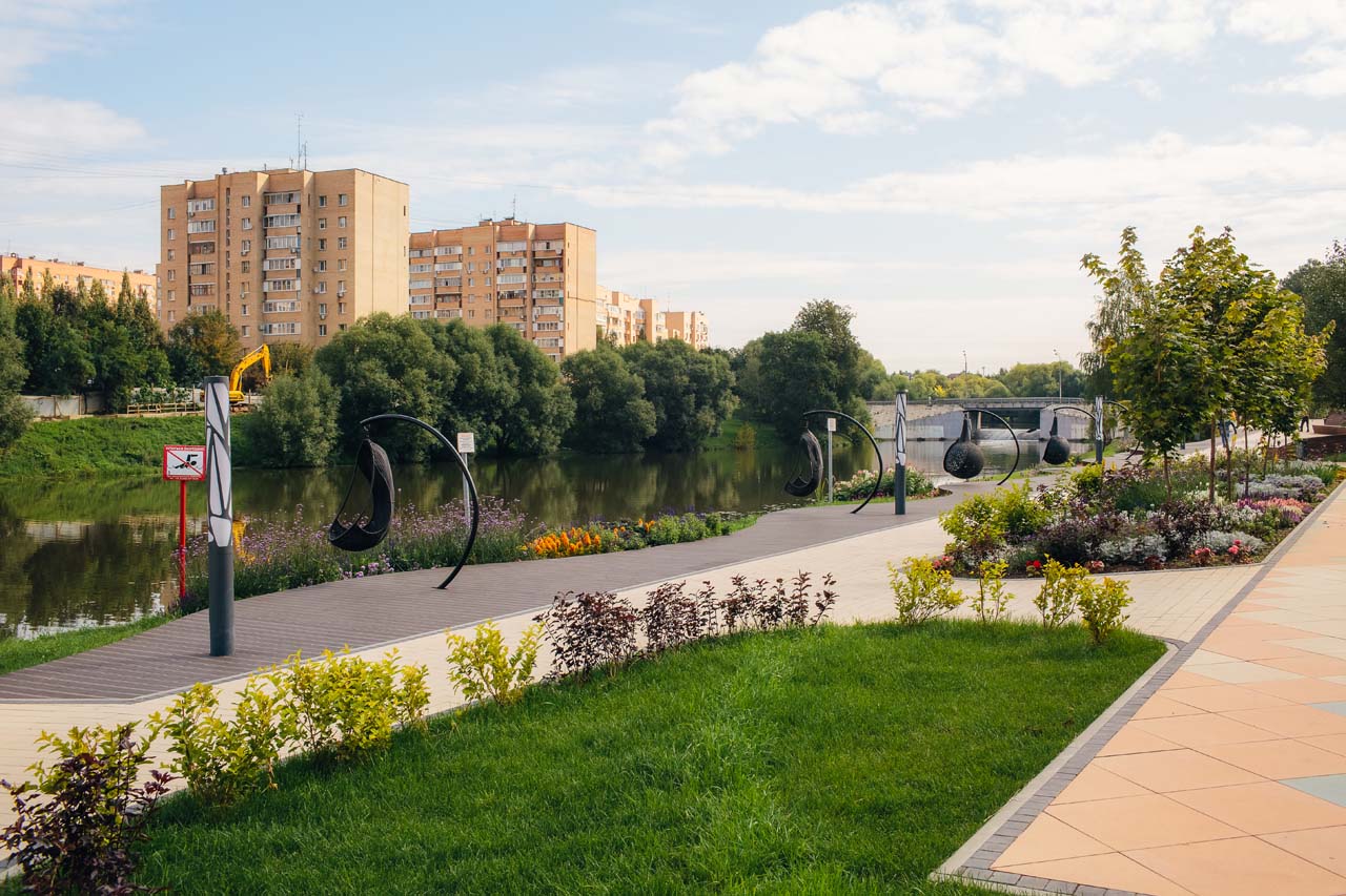 Как используются террасные покрытия в парках Москвы